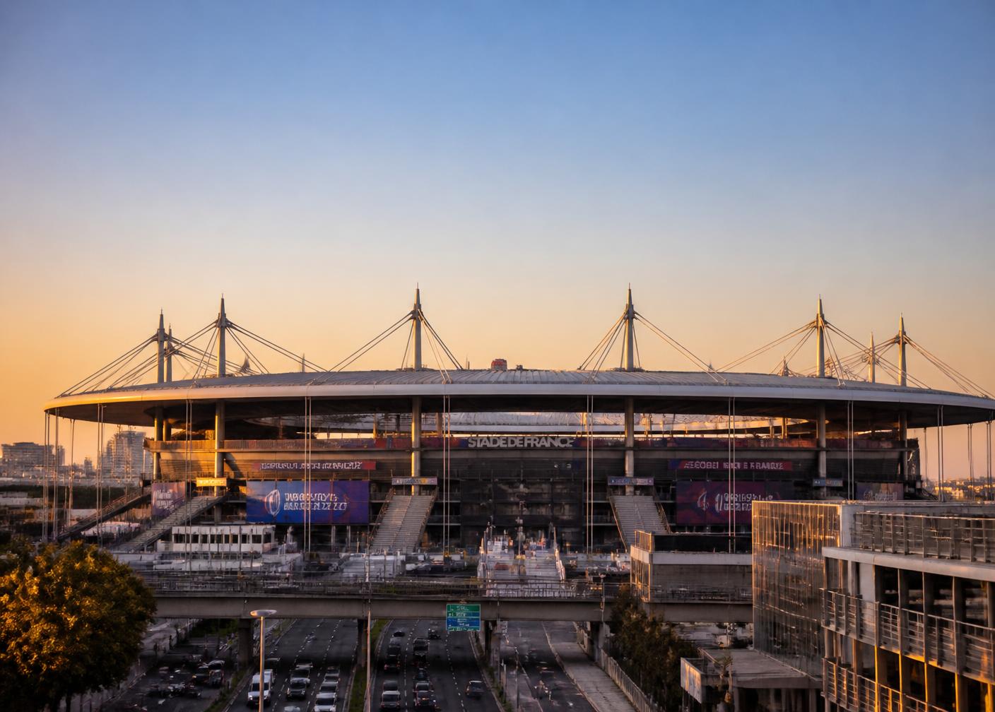 Le Stade de France à Saint-Denis au coucher du soleil